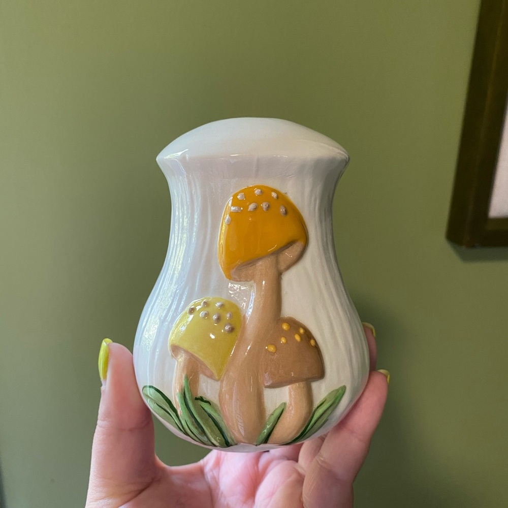 Vintage ceramic mushroom seasoning shaker single salt’n’pepper shaker